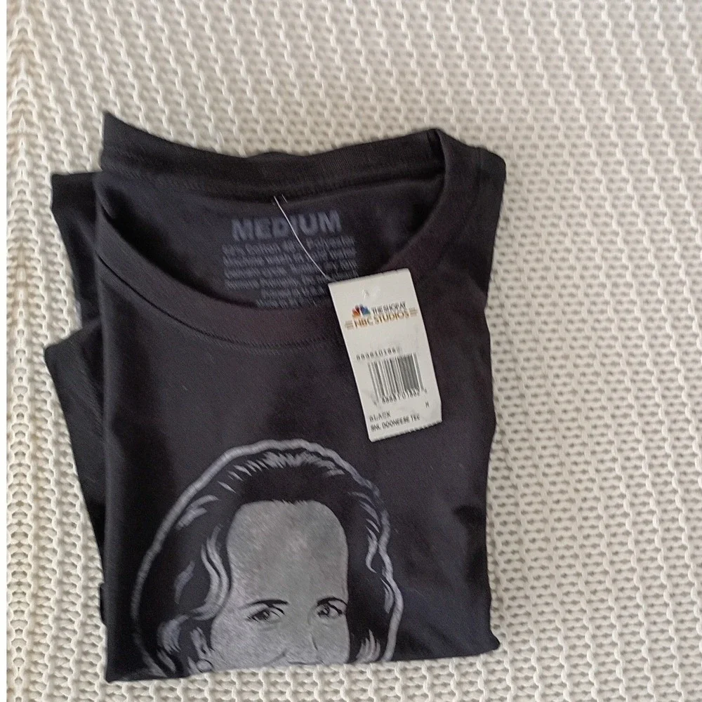 SNL Dooneese Kristen Wiig NBC Studios Graphic Tee Black 100% Cotton NWT Size M - Picture 7 of 7